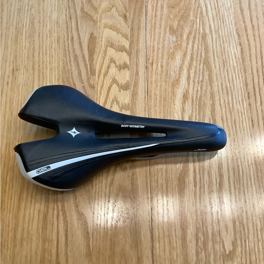 Specialized “Jett” bike saddle in 143mm width, with hollow CrMo rails